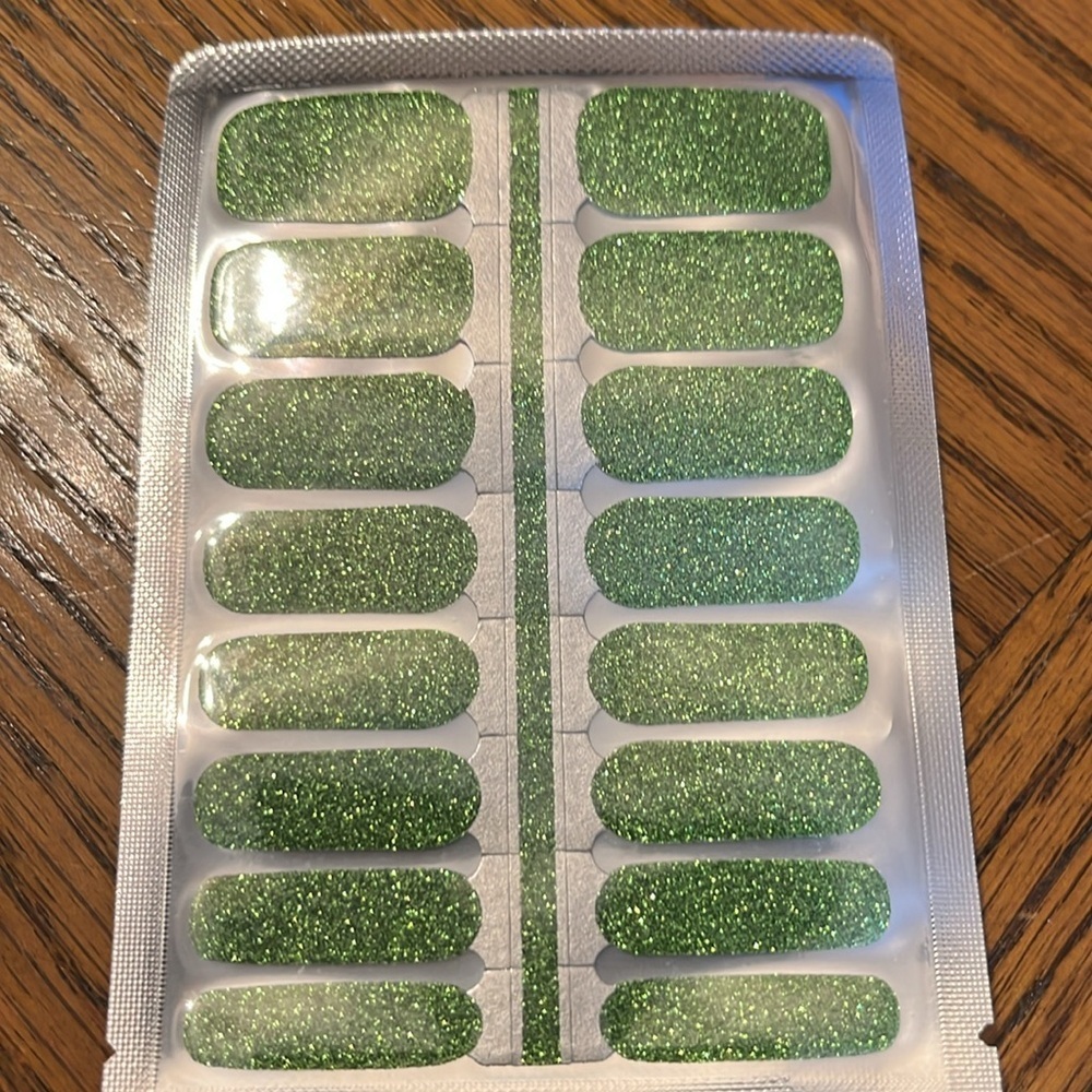 6 Colorful Nail Wraps Set - Picture 4 of 8